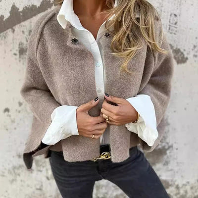 Flarella™ - Kort Kappa med Eleganta Utsvängda Ärmar